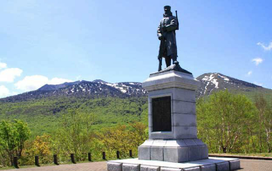 雪中行軍遭難者銅像